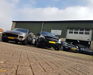Mercedes-AMG GT en twee andere sportwagens voor het pand