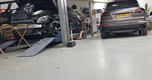 Auto's op de brug in de werkplaats van TT-CARS