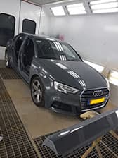 Audi in de spuitcabine van TT-CARS